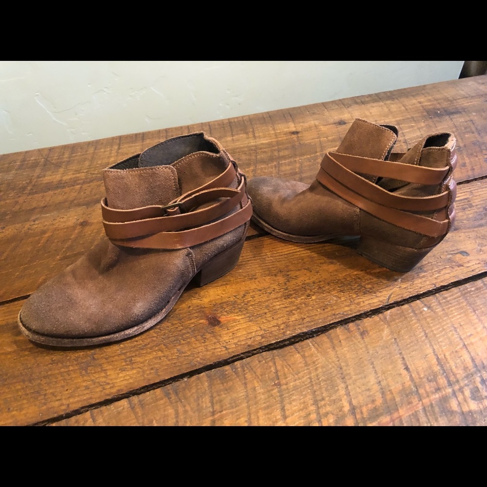 Horrigan H by Hudson ankle booties 36